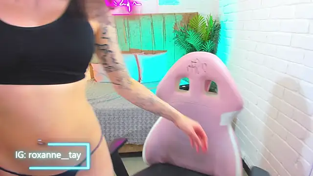 Snapshot of Roxanne_tay chatting on 03.21.25 Roxanne tay online show from 03.21.25