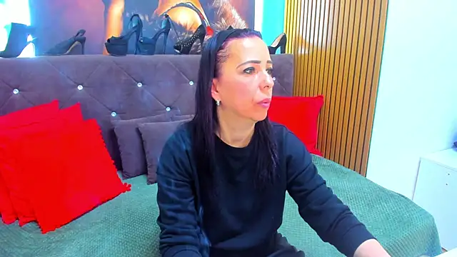 Snapshot of LauraSin chatting on 04.24.26 LauraSin online show from 04.24.26