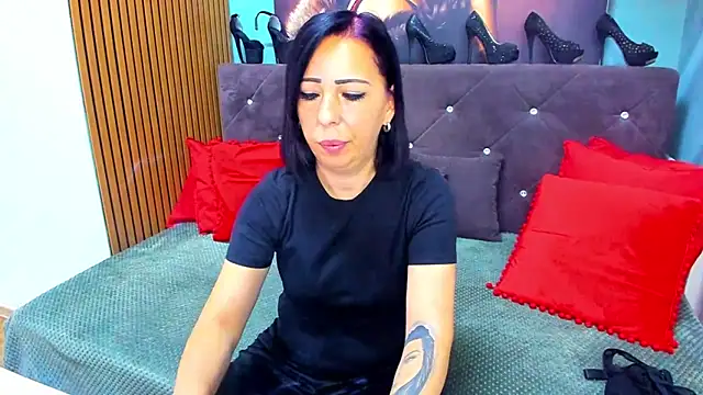 Snapshot of LauraSin chatting on 07.16.26 LauraSin online show from 07.16.26