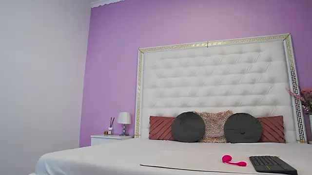 Lenna Paul online show from 11.12.25