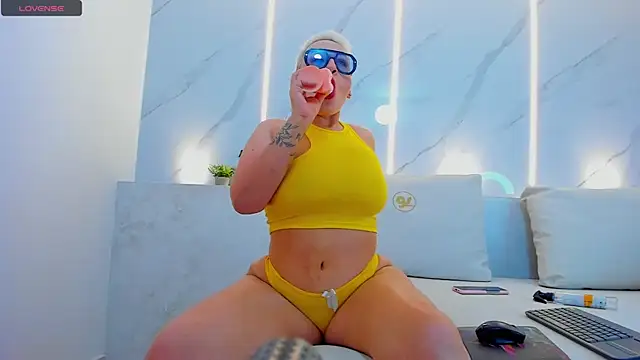 Snapshot of mia_becke chatting on 01.03.25 mia becke online show from 01.03.25