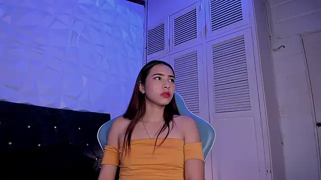 Snapshot of Emma_dl2 chatting on 02.06.25 Emma dl2 online show from 02.06.25