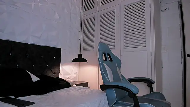 Snapshot of Emma_dl2 chatting on 02.16.25 Emma dl2 online show from 02.16.25