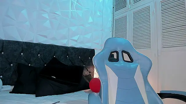 Snapshot of Emma_dl2 chatting on 02.27.25 Emma dl2 online show from 02.27.25