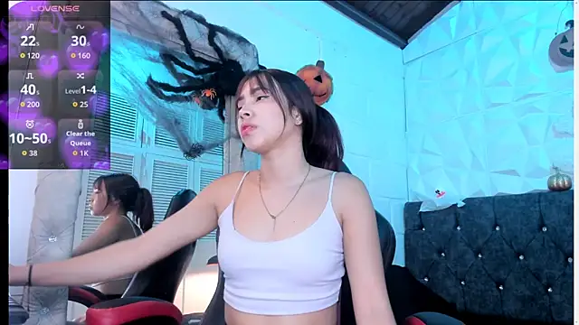 Snapshot of Emma_dl2 chatting on 10.14.25 Emma dl2 online show from 10.14.25