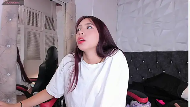 Snapshot of Emma_dl2 chatting on 12.01.25 Emma dl2 online show from 12.01.25