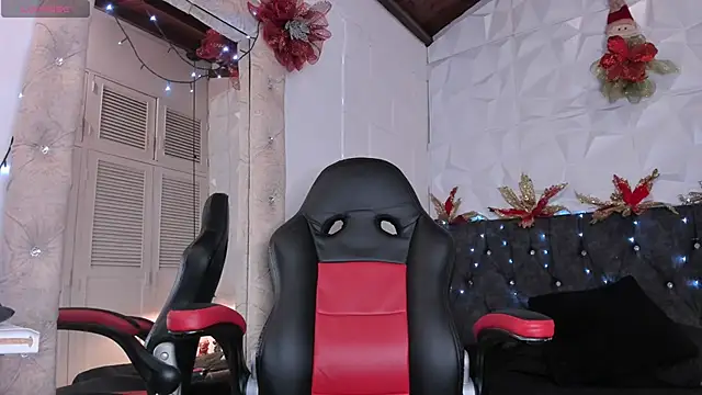 Snapshot of Emma_dl2 chatting on 12.15.25 Emma dl2 online show from 12.15.25