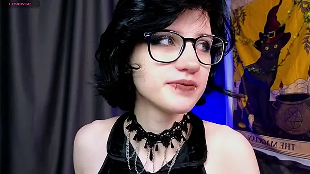 Snapshot of dark_vamp_ chatting on 12.11.24 dark vamp online show from 12.11.24