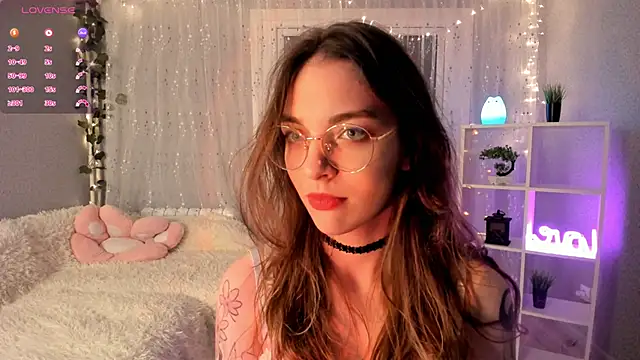 Snapshot of AraCopple chatting on 12.08.24 AraCopple online show from 12.08.24