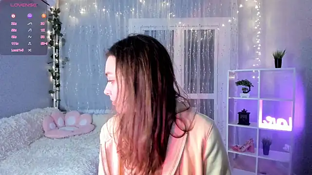 Snapshot of AraCopple chatting on 12.19.24 AraCopple online show from 12.19.24