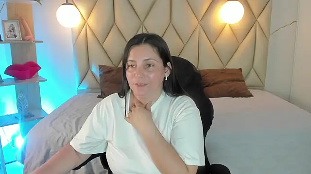 Snapshot of angelswets chatting on 06.20.26 angelswets online show from 06.20.26