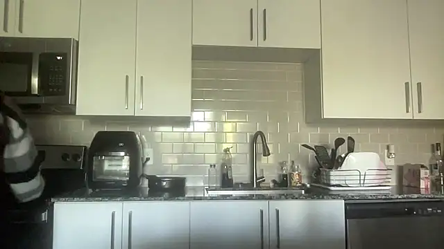 Snapshot of AveryJ99 chatting on 03.19.25 AveryJ99 online show from 03.19.25