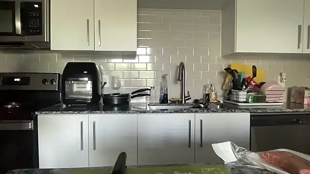 Snapshot of AveryJ99 chatting on 03.22.25 AveryJ99 online show from 03.22.25