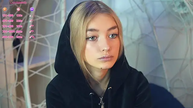 Snapshot of FlairCunard chatting on 12.10.24 FlairCunard online show from 12.10.24