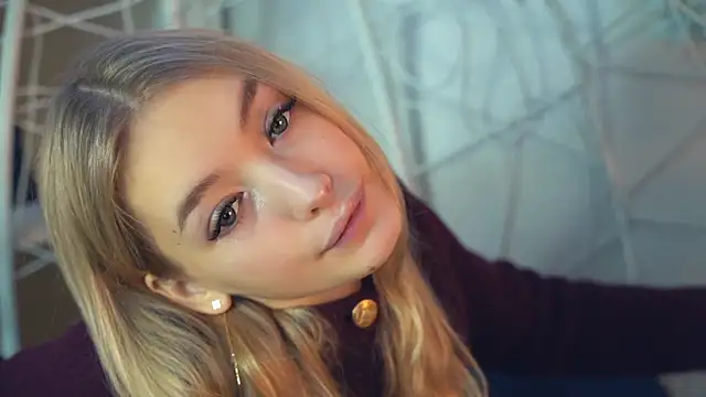 Snapshot of FlairCunard chatting on 12.18.24 FlairCunard online show from 12.18.24