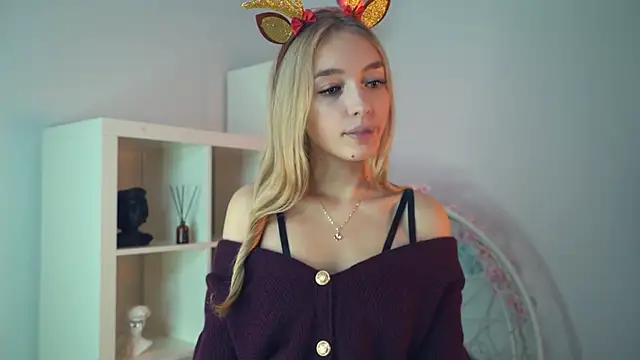 Snapshot of FlairCunard chatting on 12.18.24 FlairCunard online show from 12.18.24