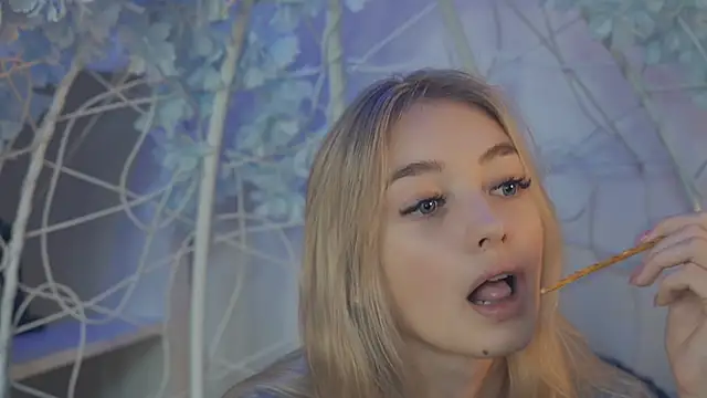 Snapshot of FlairCunard chatting on 12.25.24 FlairCunard online show from 12.25.24