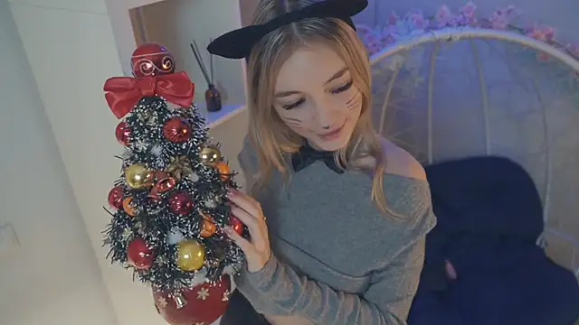 Snapshot of FlairCunard chatting on 12.25.24 FlairCunard online show from 12.25.24