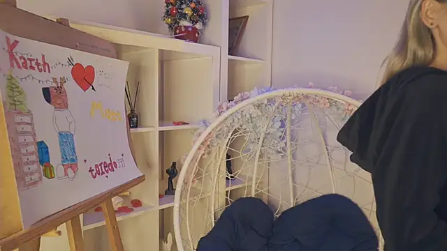 Snapshot of FlairCunard chatting on 12.27.24 FlairCunard online show from 12.27.24