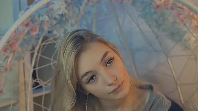 Snapshot of FlairCunard chatting on 12.29.24 FlairCunard online show from 12.29.24