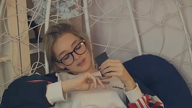 Snapshot of FlairCunard chatting on 01.01.25 FlairCunard online show from 01.01.25