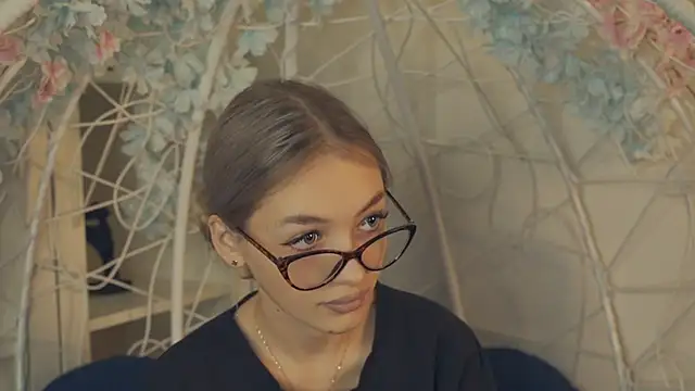 Snapshot of FlairCunard chatting on 01.04.25 FlairCunard online show from 01.04.25