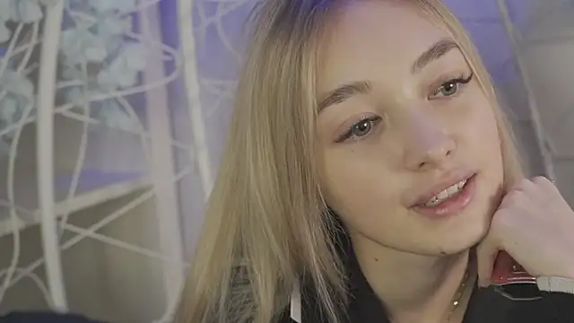 Snapshot of FlairCunard chatting on 01.11.25 FlairCunard online show from 01.11.25