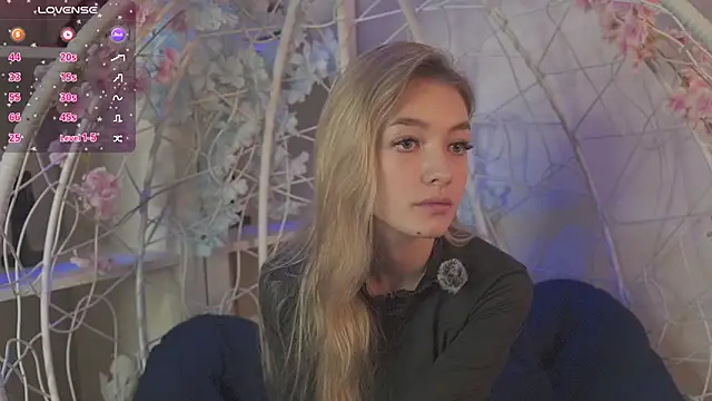 Snapshot of FlairCunard chatting on 02.11.25 FlairCunard online show from 02.11.25