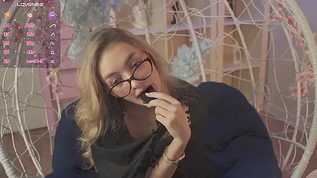 Snapshot of FlairCunard chatting on 02.20.25 FlairCunard online show from 02.20.25