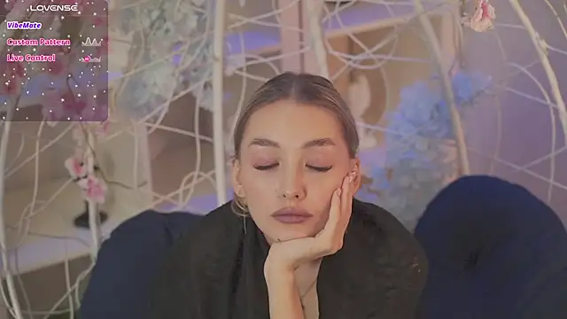 Snapshot of FlairCunard chatting on 02.20.25 FlairCunard online show from 02.20.25