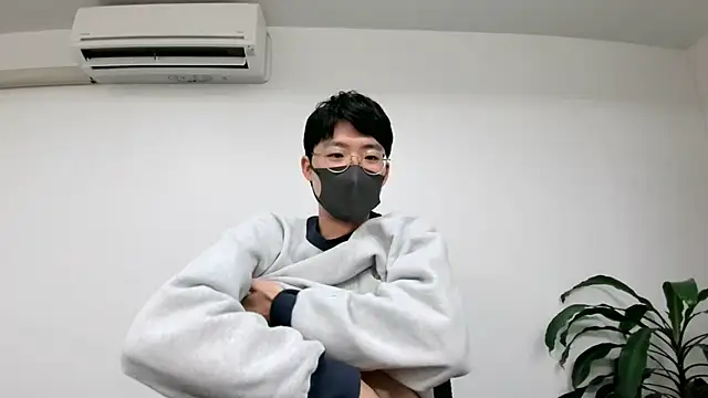 Snapshot of TakuryuJPN chatting on 12.15.24 TakuryuJPN online show from 12.15.24