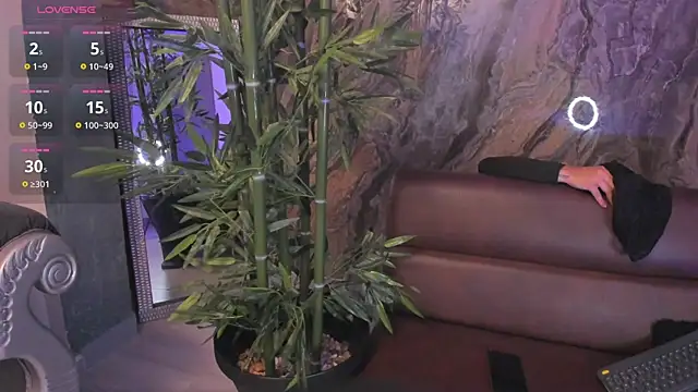 Alahia Dangelo online show from 11.04.25