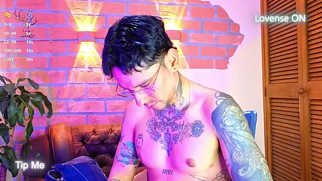 Snapshot of Dylanstonne chatting on 11.05.25 Dylanstonne online show from 11.05.25