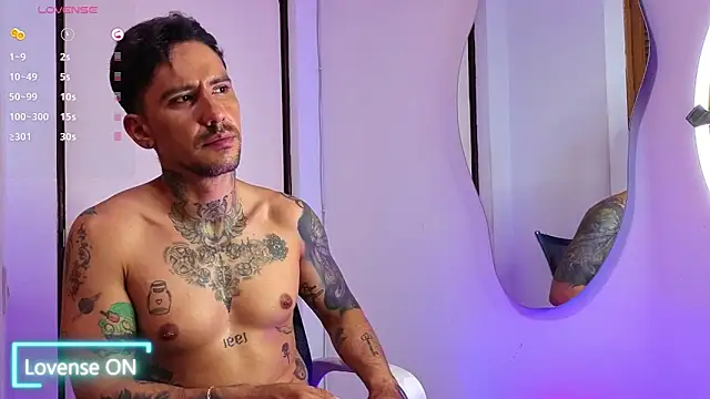 Snapshot of Dylanstonne chatting on 11.21.25 Dylanstonne online show from 11.21.25