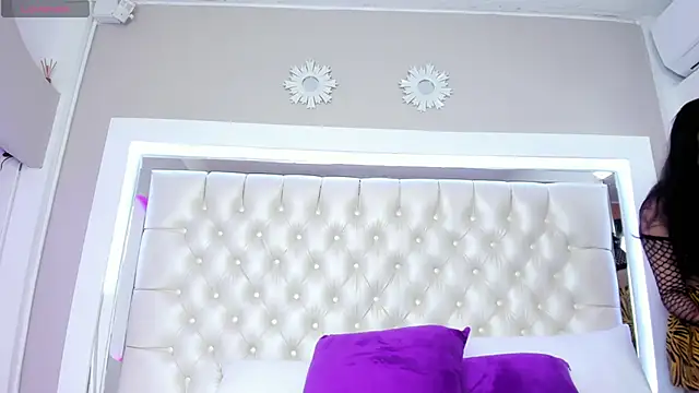 Snapshot of JessicaMilan chatting on 01.24.25 JessicaMilan online show from 01.24.25