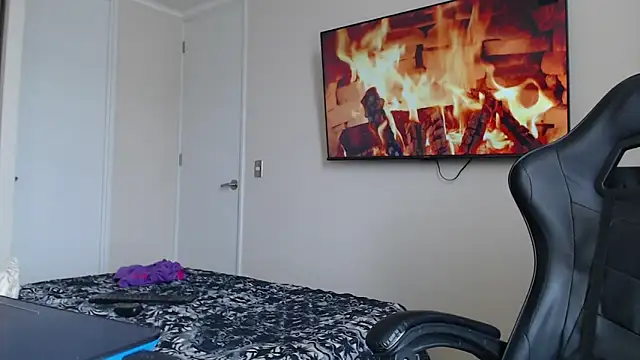 Snapshot of jonhklleyn chatting on 09.19.25 jonhklleyn online show from 09.19.25