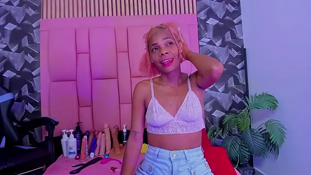 Snapshot of Brithanyslim chatting on 12.01.25 Brithanyslim online show from 12.01.25