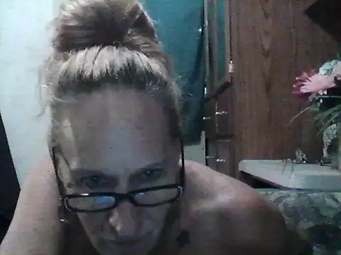 Snapshot of mistresszoila chatting on 12.15.25 mistresszoila online show from 12.15.25