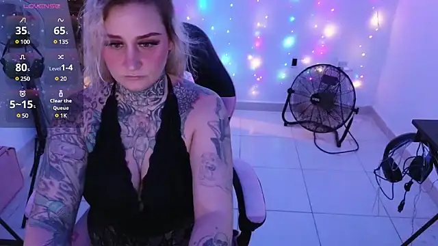 Snapshot of Lisacasandra chatting on 12.18.24 Lisacasandra online show from 12.18.24