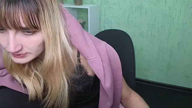 Snapshot of Nika_Kitten chatting on 11.18.25 Nika Kitten online show from 11.18.25