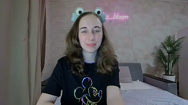 Snapshot of Anika_bloom chatting on 02.10.25 Anika bloom online show from 02.10.25