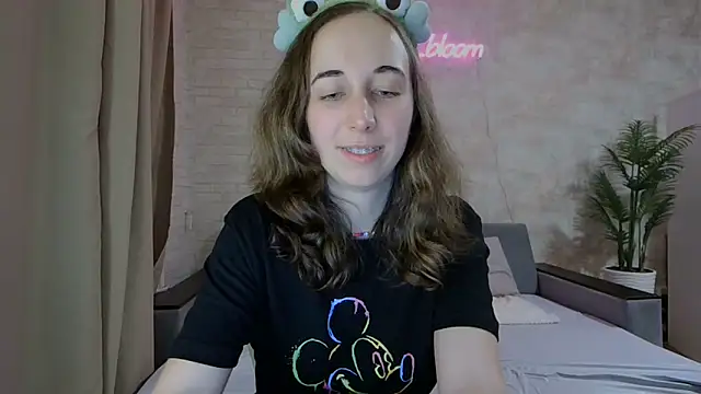 Snapshot of Anika_bloom chatting on 02.10.25 Anika bloom online show from 02.10.25