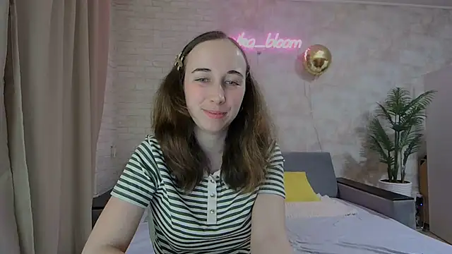 Snapshot of Anika_bloom chatting on 02.18.25 Anika bloom online show from 02.18.25