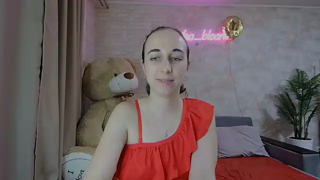 Snapshot of Anika_bloom chatting on 03.05.25 Anika bloom online show from 03.05.25