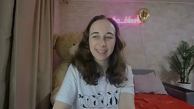 Snapshot of Anika_bloom chatting on 03.06.25 Anika bloom online show from 03.06.25