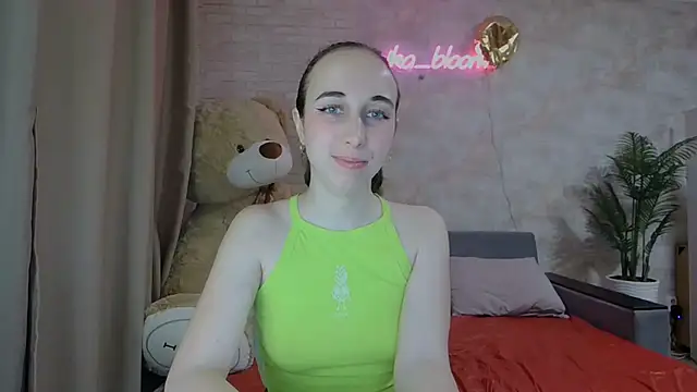 Snapshot of Anika_bloom chatting on 03.09.25 Anika bloom online show from 03.09.25