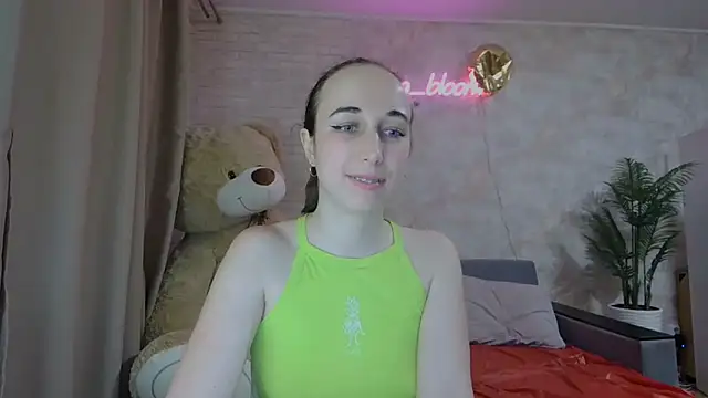 Snapshot of Anika_bloom chatting on 03.10.25 Anika bloom online show from 03.10.25