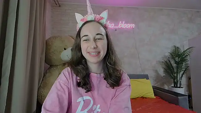 Snapshot of Anika_bloom chatting on 03.16.25 Anika bloom online show from 03.16.25