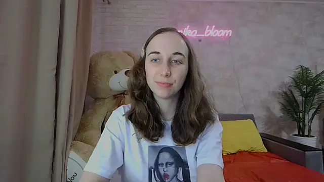 Snapshot of Anika_bloom chatting on 03.19.25 Anika bloom online show from 03.19.25