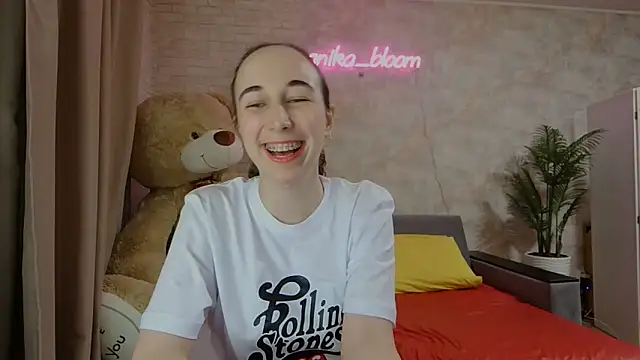 Snapshot of Anika_bloom chatting on 03.20.25 Anika bloom online show from 03.20.25